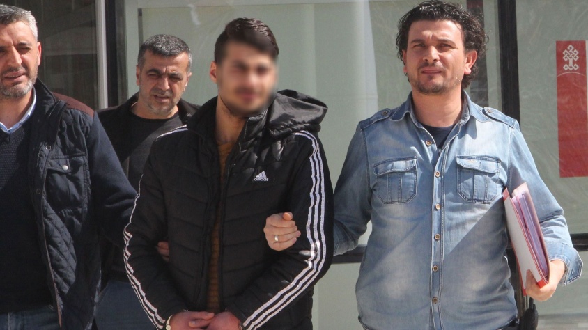 Sapıklık yapan gaspçıyı, tırnak yeme alışkanlığı yakalattı