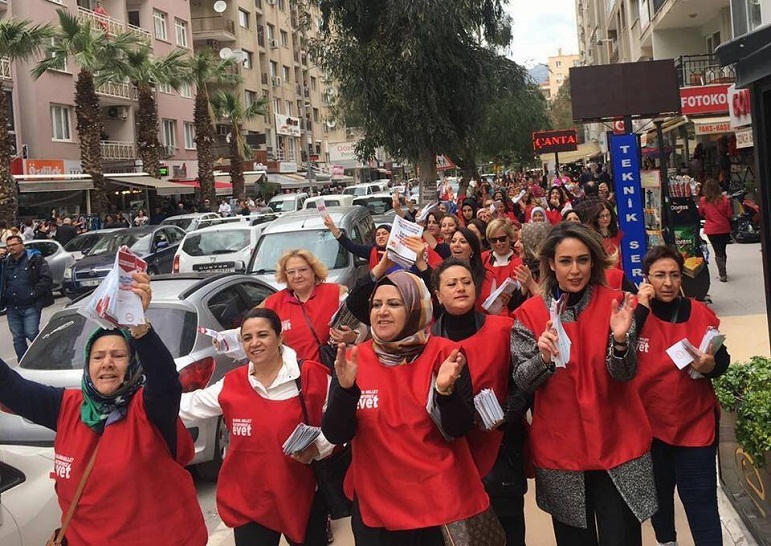 BORNOVA’DA AK PARTİLİ KADINLARA ÇİRKİN SALDIRI