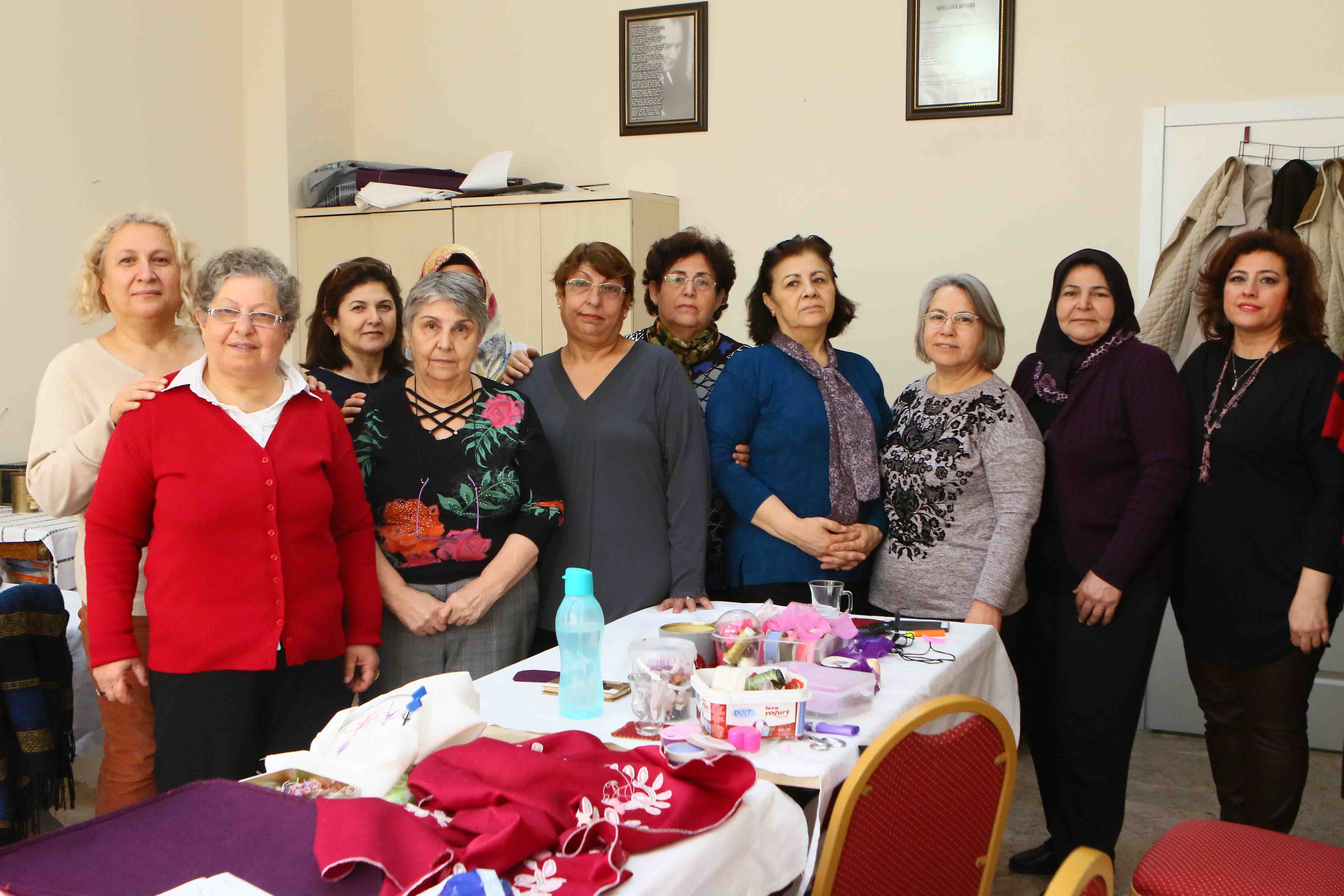 Bayraklı Belediyesi’nin kursları “terapi” yapıyor