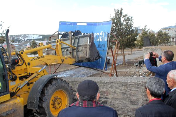 Ülkedeki kutuplaşmada son nokta hanak'ta o tabela yıkıldı.