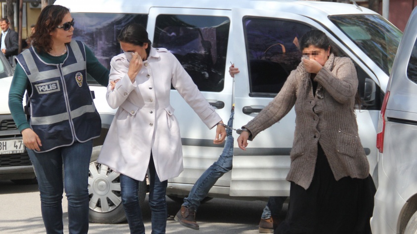Adana’da evlerin kapısını açarak hırsızlık yapan biri hamile 4 kadın yakalandı