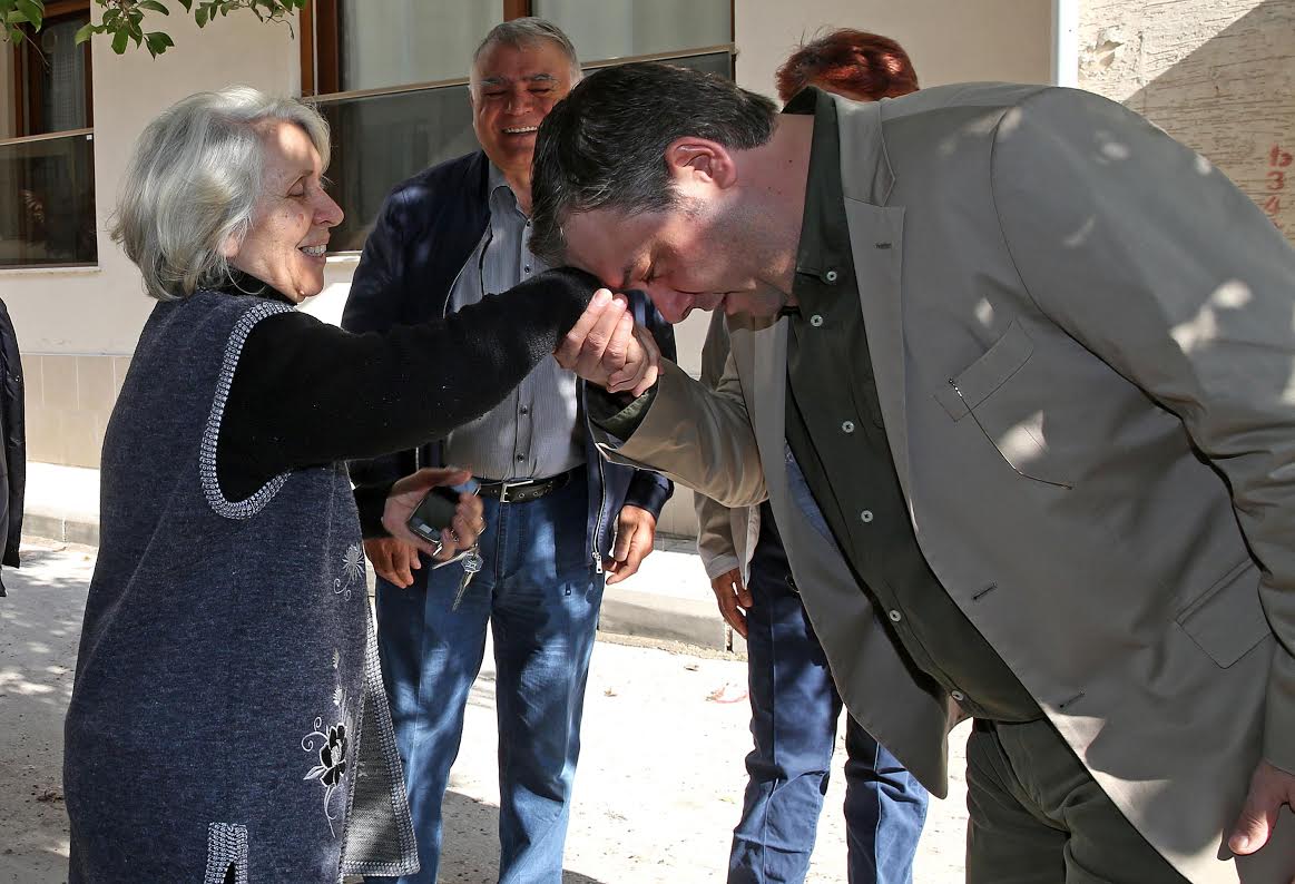 rnBuca’da 65 yaş üstü vatandaşlara çay ücretsiz