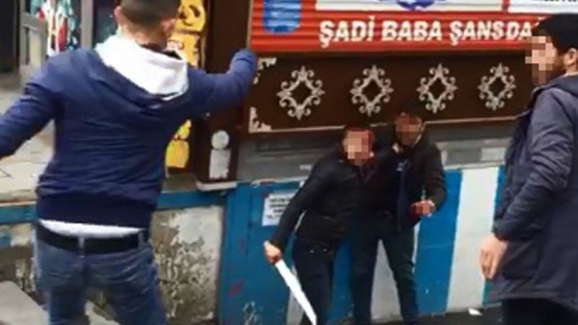 Erzurum'da bıçaklı gençler dehşet saçtı: 4 yaralı