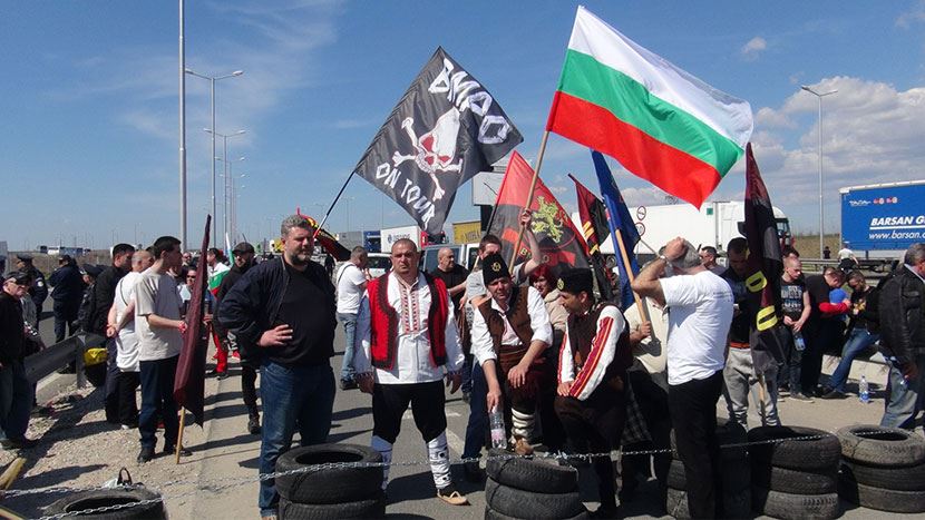 Bulgaristan'da Türkler gelmesin diye yolu kestiler!