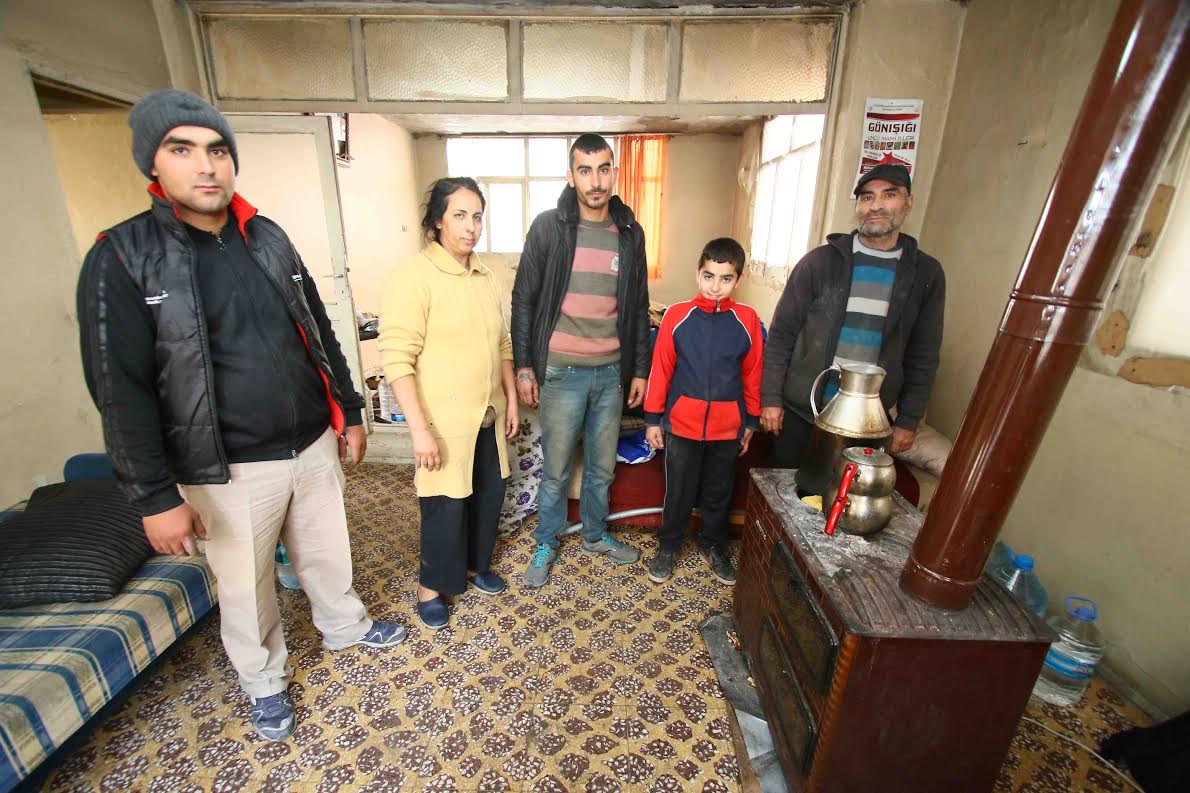 Bayraklı Belediyesi dar gelirli vatandaşlara destek olmaya devam ediyor