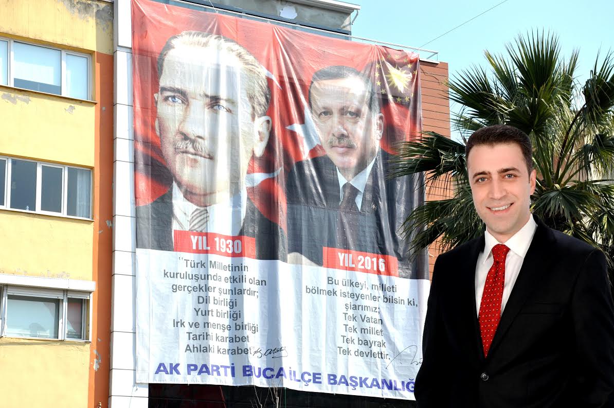 AK Parti'nin ATATÜRK pankartı büyük ilgi görüyor