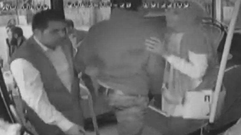 Motosikletli magandalar halk otobüsünü taşladı