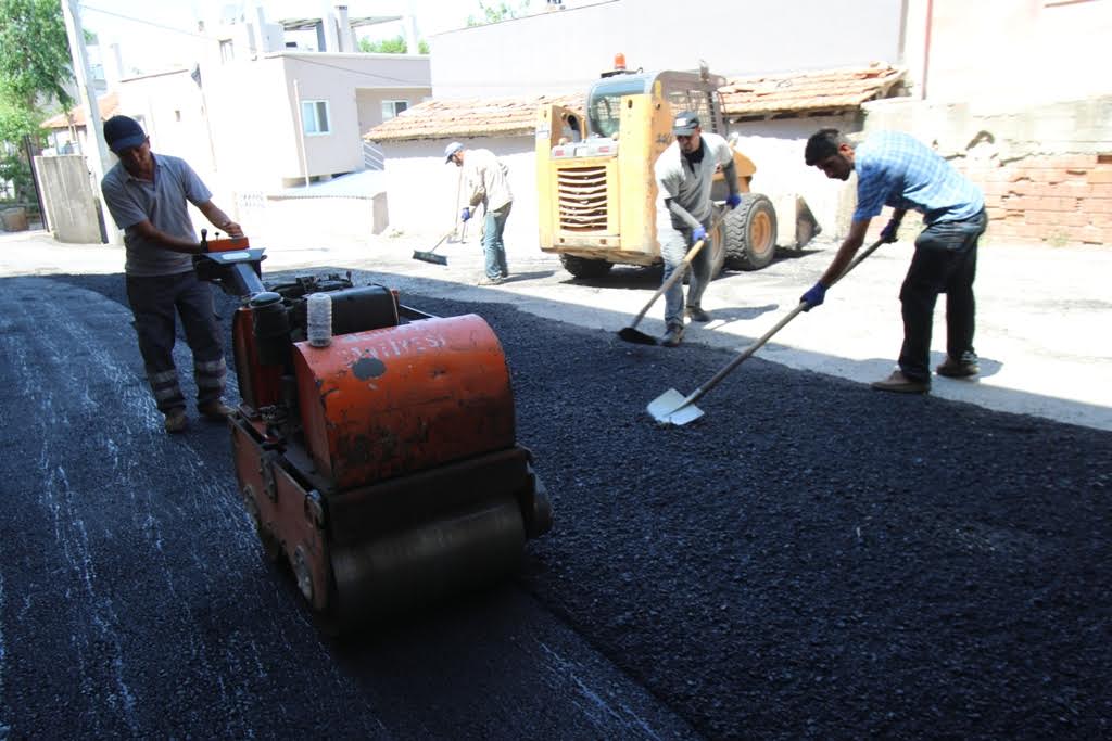 Bayraklı’da yollar asfaltlanıyor