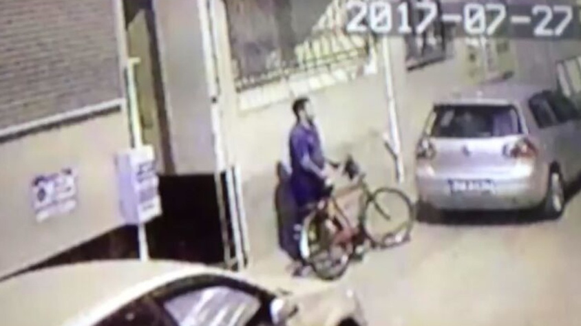 Sokak ortasında mastürbasyon yaparken kameraya yakalandı