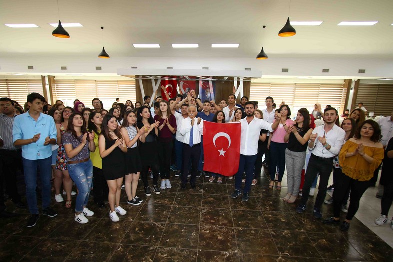 Bayraklı’da Başarılı Öğrencilere Burs Desteği