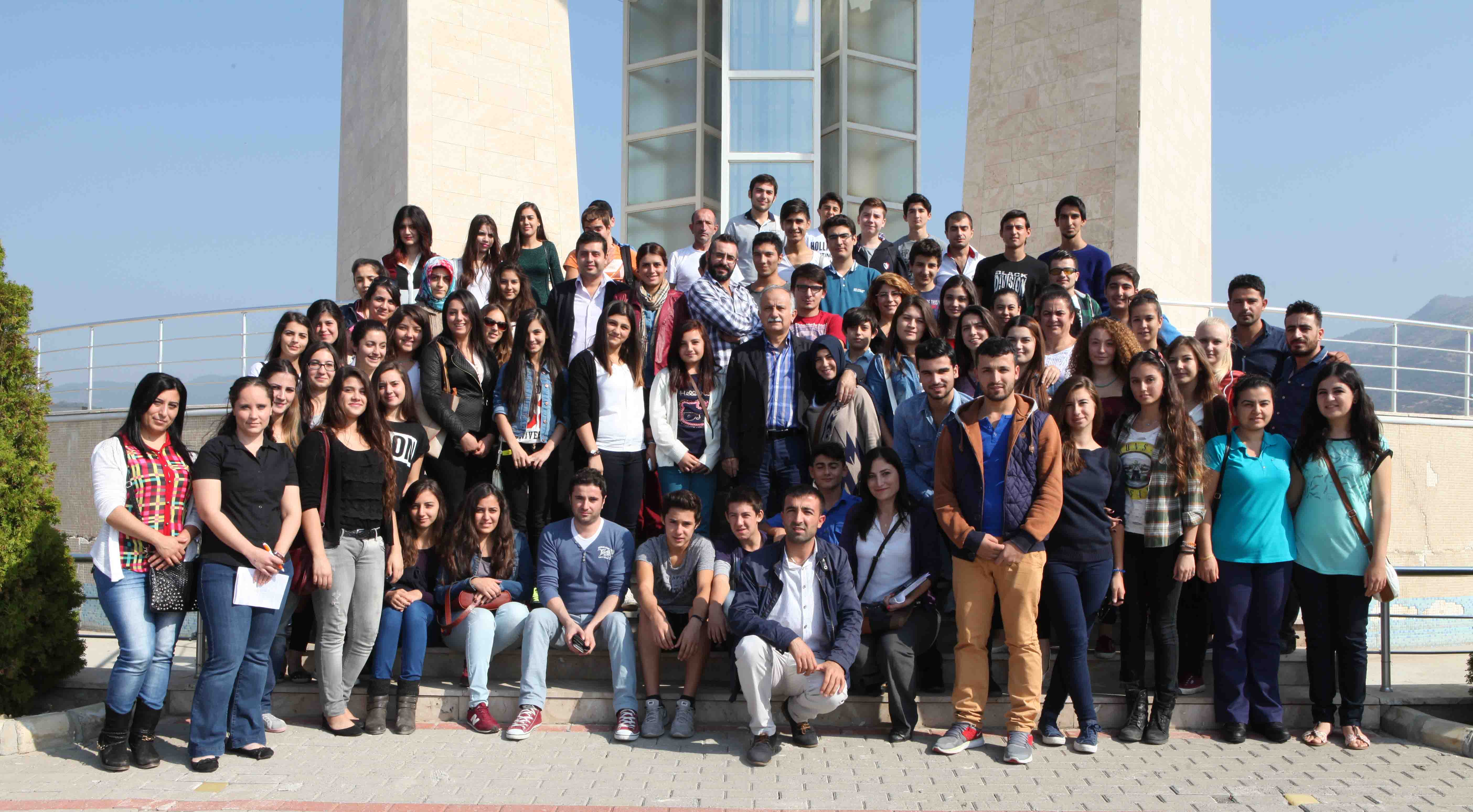 Bayraklı’da başarılı öğrencilere burs desteği