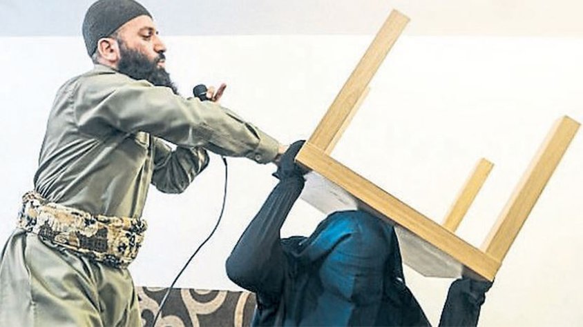 İngiltere'de cin çıkarma ayini: İmam Eyüp Tayep