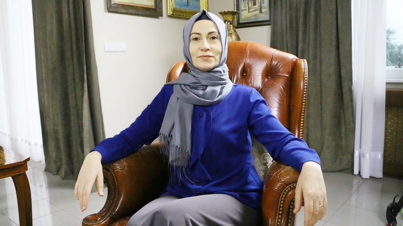 TELEVİZYONDA AĞLATIYOR, TİYATRODA GÜLDÜRÜYOR