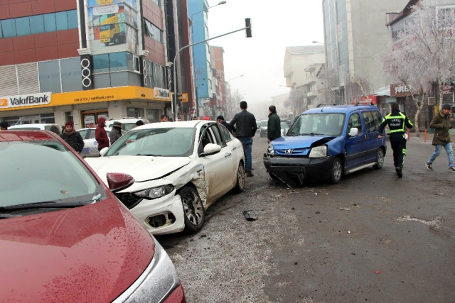 Ardahan Kent Merkezinde Zincirleme Kaza: 4 Araç Birbirine Girdi