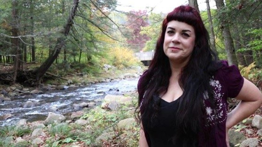 ABD'li Julia Caples nişanlısının kanını içiyor